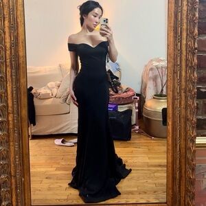 Colors off the shoulder sweetheart neckline gown black size 2
